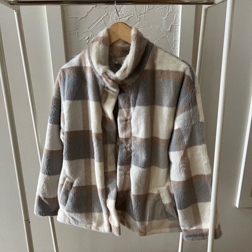 Oversized snap button up plaid jacket 
Grey, brown and white 
Size small